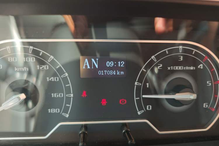 Used SAIC MAXUS Xintu V80  Odometer Close Up
