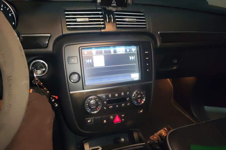 Used Mercedes-Benz R-Class 2017 R 320 4MATIC Business Edition Prestige Model Audio And AC Panel