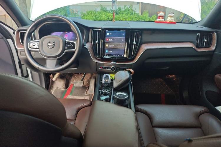 Used Volvo XC60 2024 B5 4x4 Smart Luxury Edition Center Console