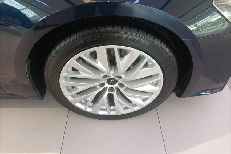 Used Audi A7L 2024 45TFSI S-line Dream-Building Edition Flow Crystal Package Right Rear Wheel Hub