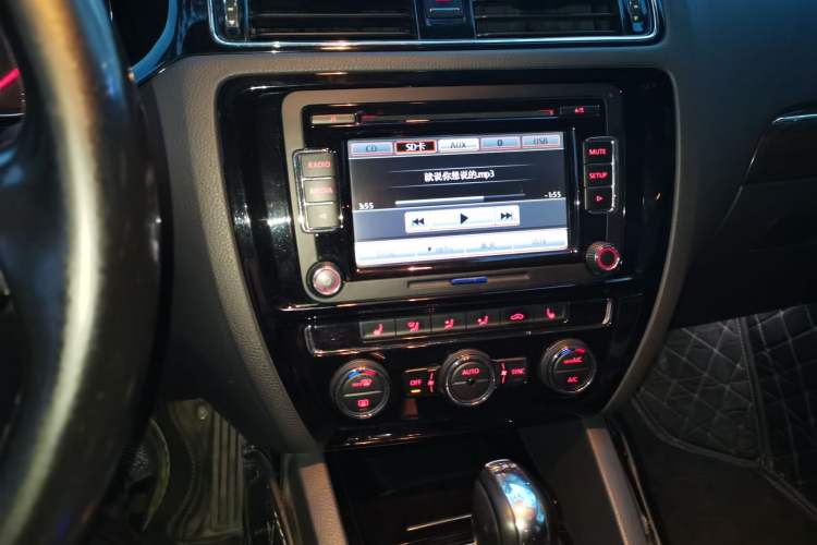 Used Volkswagen Sagitar 2015 230TSI Automatic Luxury Model Audio And AC Panel