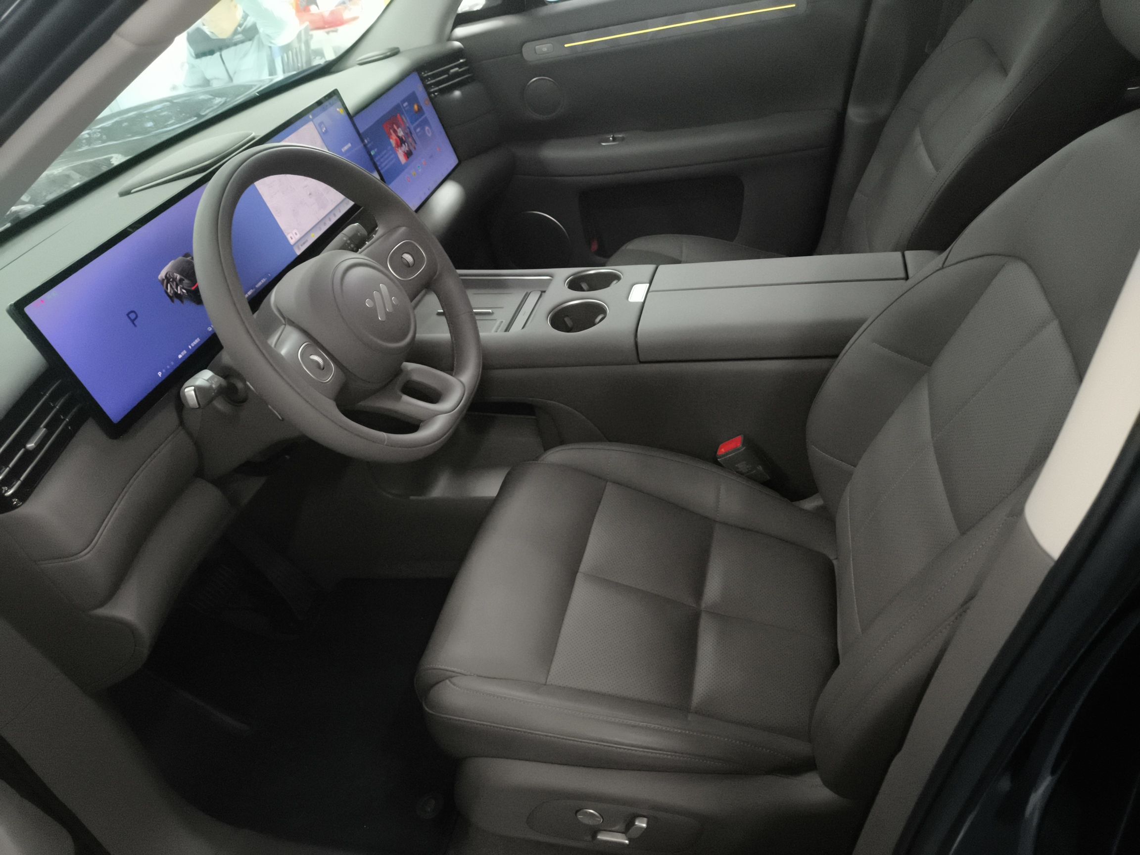 المقاعد الأمامية داخل السيارة