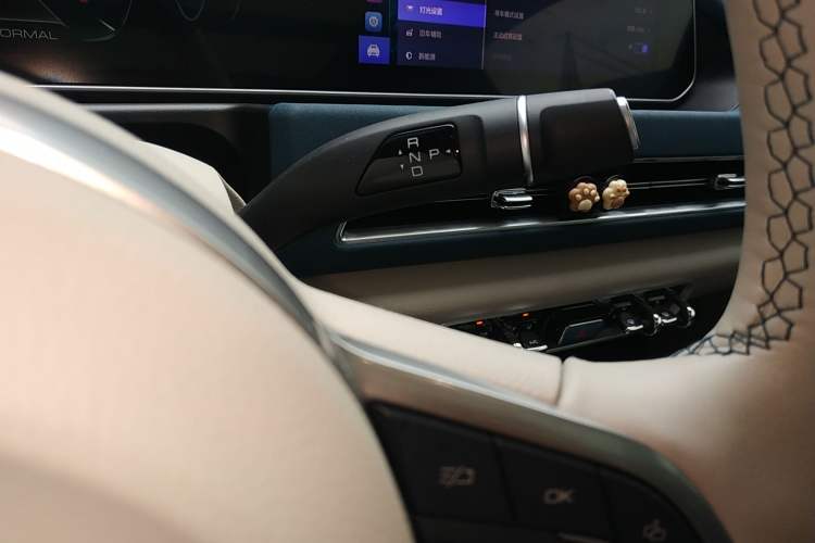 Used ORA Good Cat 2023 401 km Standard Range Premium Version Lithium Iron Phosphate Gear Lever