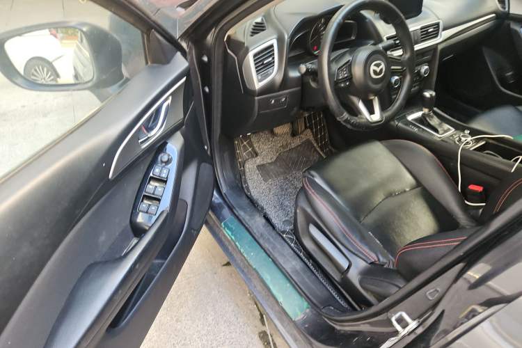 Used Mazda 3 Axela 2017 Sedan 1.5L Automatic Luxury Model Emission Standard China V Driver Seat