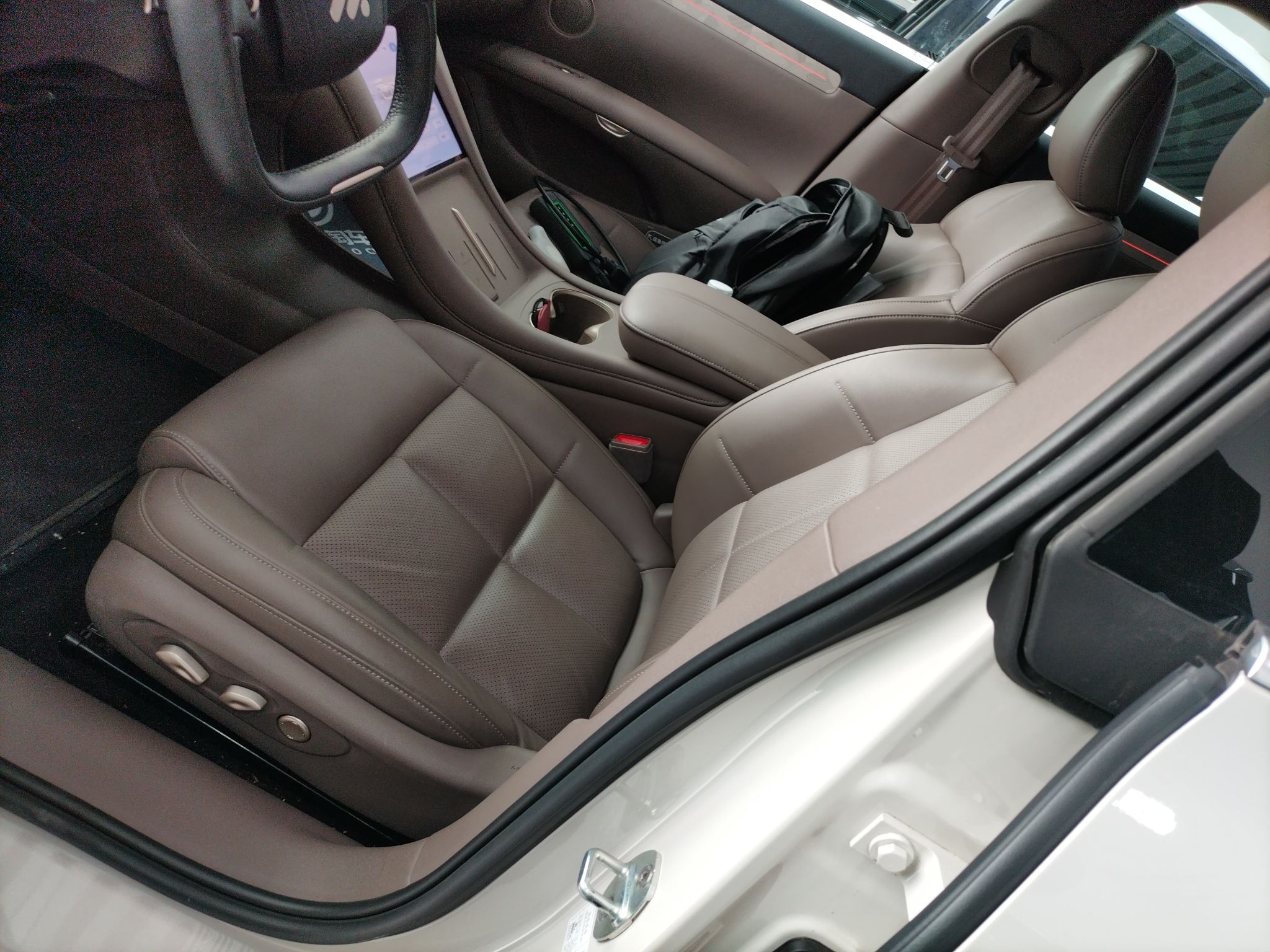 المقاعد الأمامية داخل السيارة