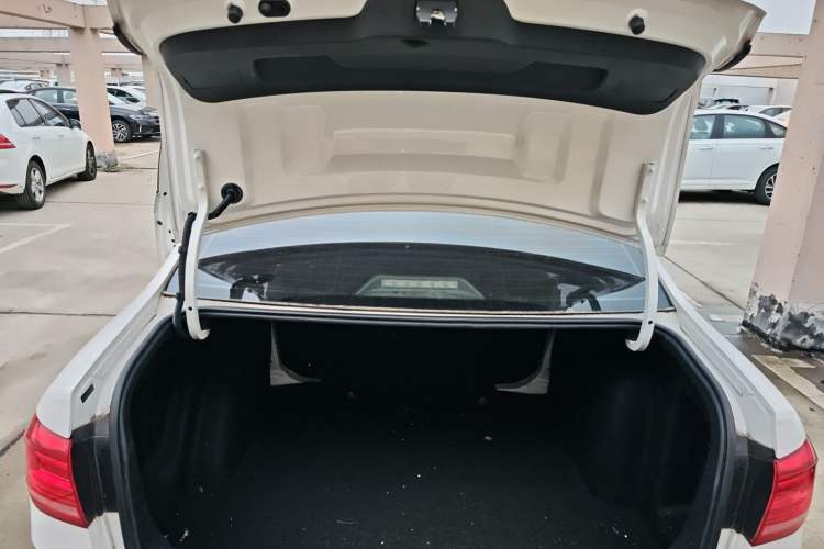 Used Volkswagen Lavida 2015 1.6L Automatic Fashion Edition Trunk