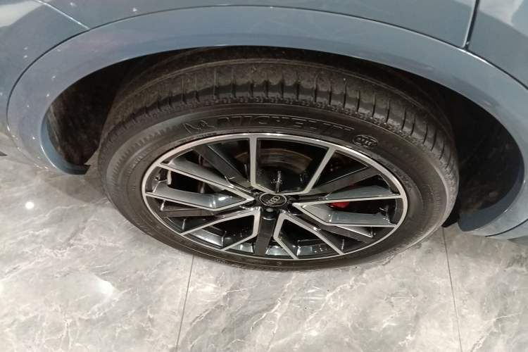 Used Audi Q5L Sportback 2022 40 TFSI RS Package Performance Model Right Rear Wheel Hub