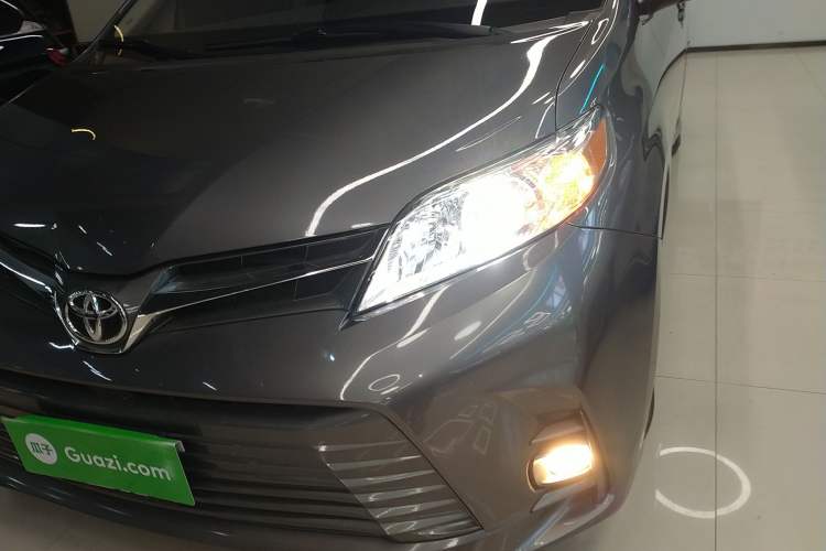 Used Toyota Sienna 2019 3.5L Two-Wheel Drive LE Trim 7 Seats U.S. Specification