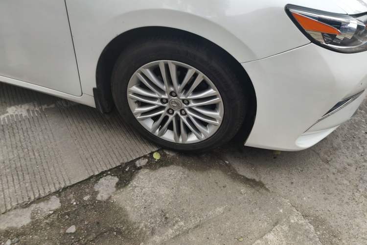 Used Lexus ES 2015 200 Comfort Edition Right Front Wheel Hub