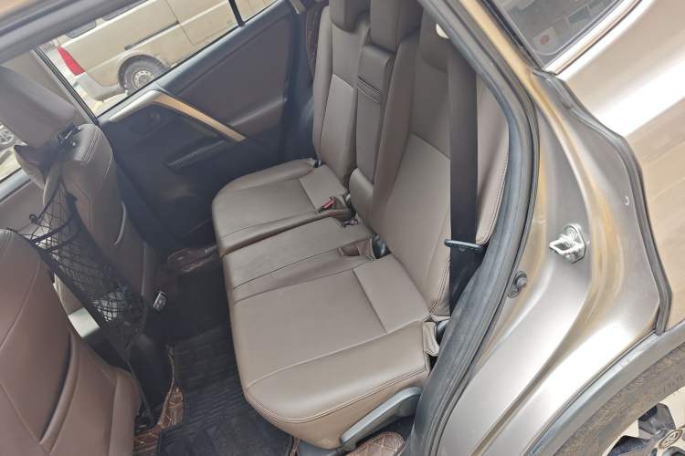 Used Toyota RAV4 2016 2.0L CVT Two-Wheel Drive Urban Edition China V Standard Left Rear Seat