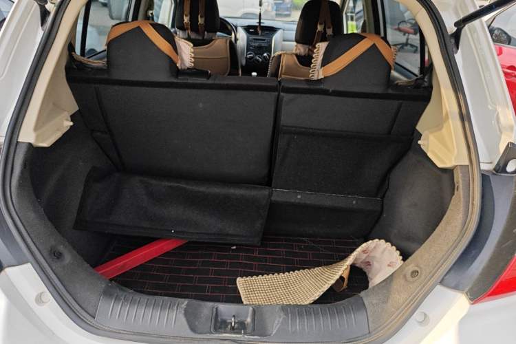 Used Venucia R50 2015 1.6L Manual Fashion Edition Trunk