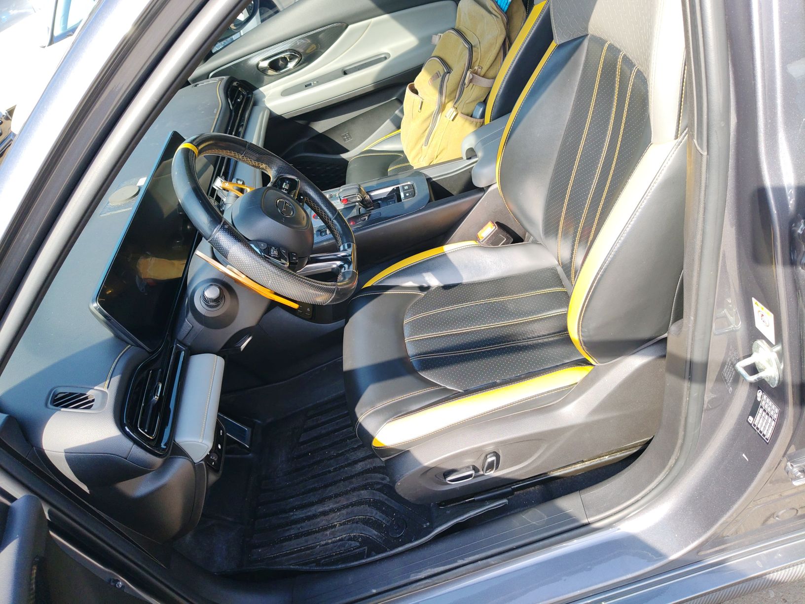 Переднее сиденье в автомобиле