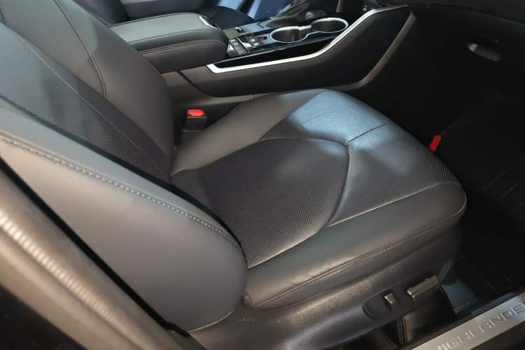 Used Toyota Highlander 2024 2.5L Smart Electric Hybrid Dual-Motor Two-Wheel Drive Luxury Version 7 Seats Right Front Seat