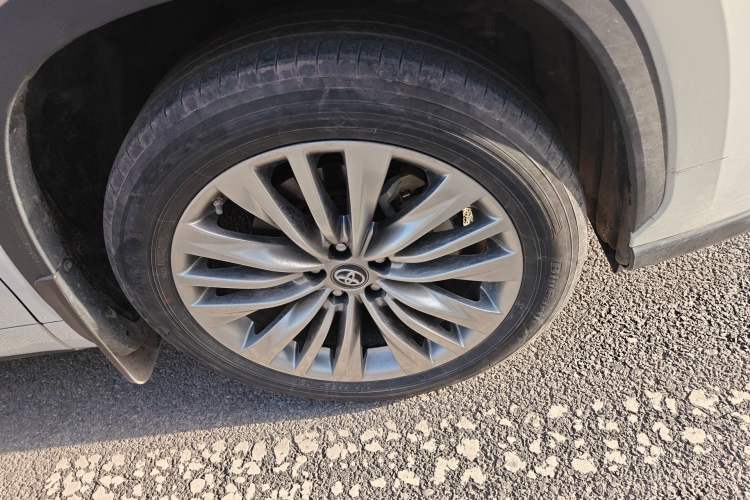 Used Toyota Highlander 2022 Dual-Engine 2.5L Four-Wheel Drive Supreme Edition 7-Seater Right Front Wheel Hub