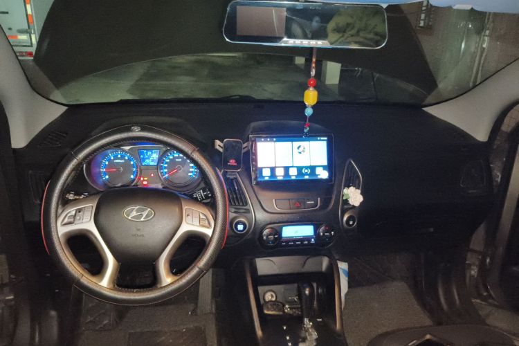 Used Hyundai ix35 2012 2.0L Automatic Two-Wheel Drive Elite Edition GLS Center Console