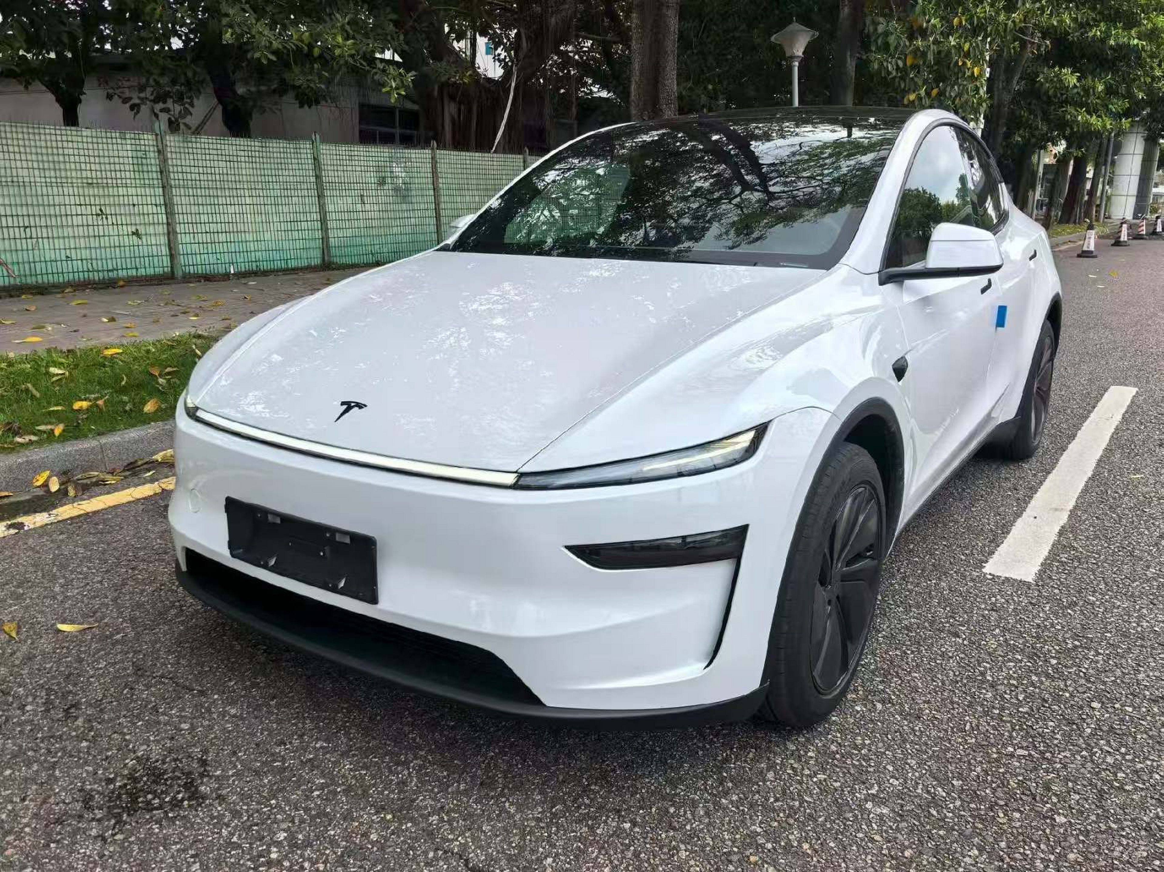 Unter der Vorderseite des Autos