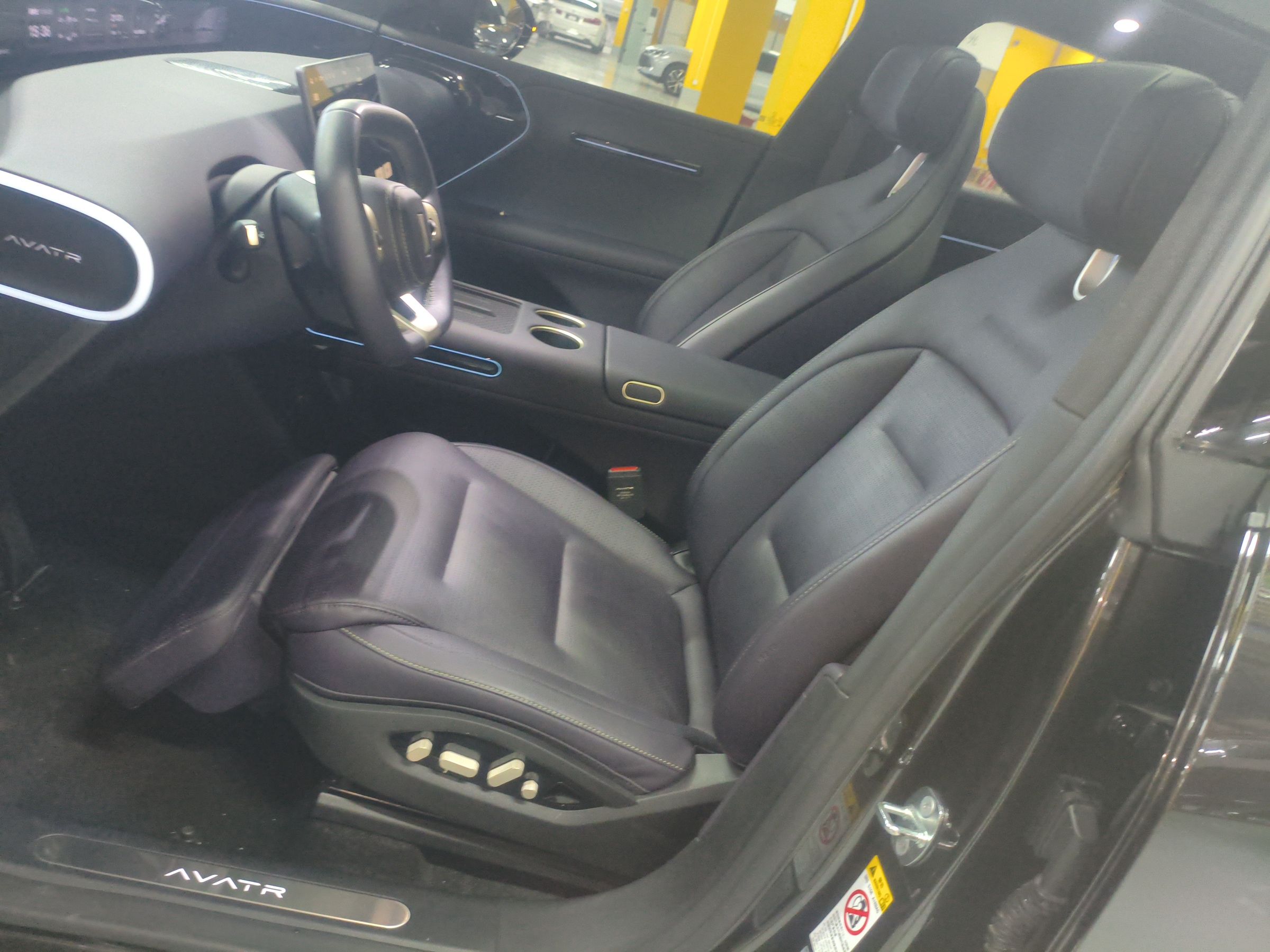 المقاعد الأمامية داخل السيارة