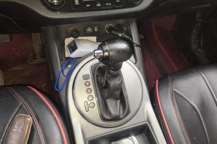 Used Kia Sportage R 2015 2.0L Automatic Two-Wheel Drive DLX Model Gear Lever