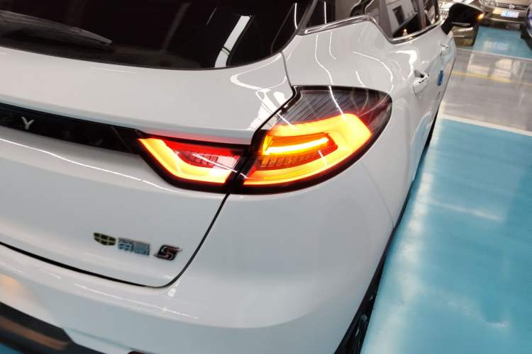 Used Geely Auto Emgrand S 2021 1.4T CVT Luxury Version Exterior 3