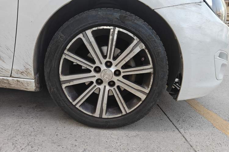 Used Peugeot 408 2014 1.8L Automatic Luxury Edition Right Front Wheel Hub