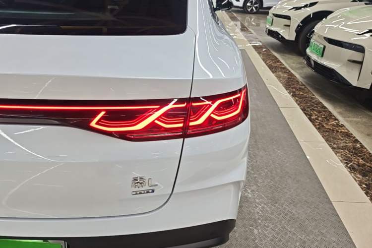 Used BYD Qin L 2025 DM-i Smart Drive 120KM Superior Model Right Rear Taillight