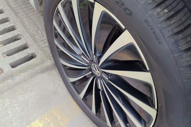 Used Volkswagen Viloran 2020 380TSI Prestige Edition Right Front Wheel Hub