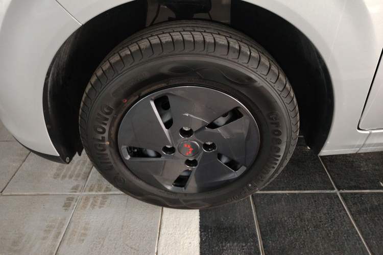 Used Wuling Hongguang New Energy 2025 Extended-Range Hybrid 50KM Comfort Version Left Front Wheel Hub