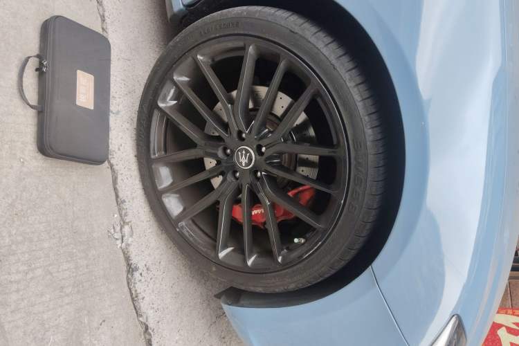 Used Maserati President 2013 3.0T Standard Model Right Front Wheel Hub