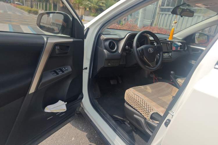 Used Toyota RAV4 2015 2.0L CVT Two-Wheel Drive Fashion Edition Driver Seat