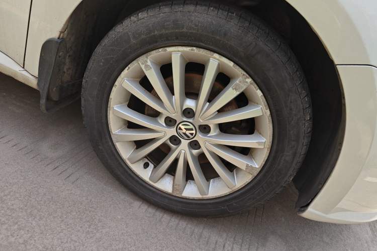 Used Volkswagen Lavida 2013 1.6L Automatic Luxury Edition Right Front Wheel Hub