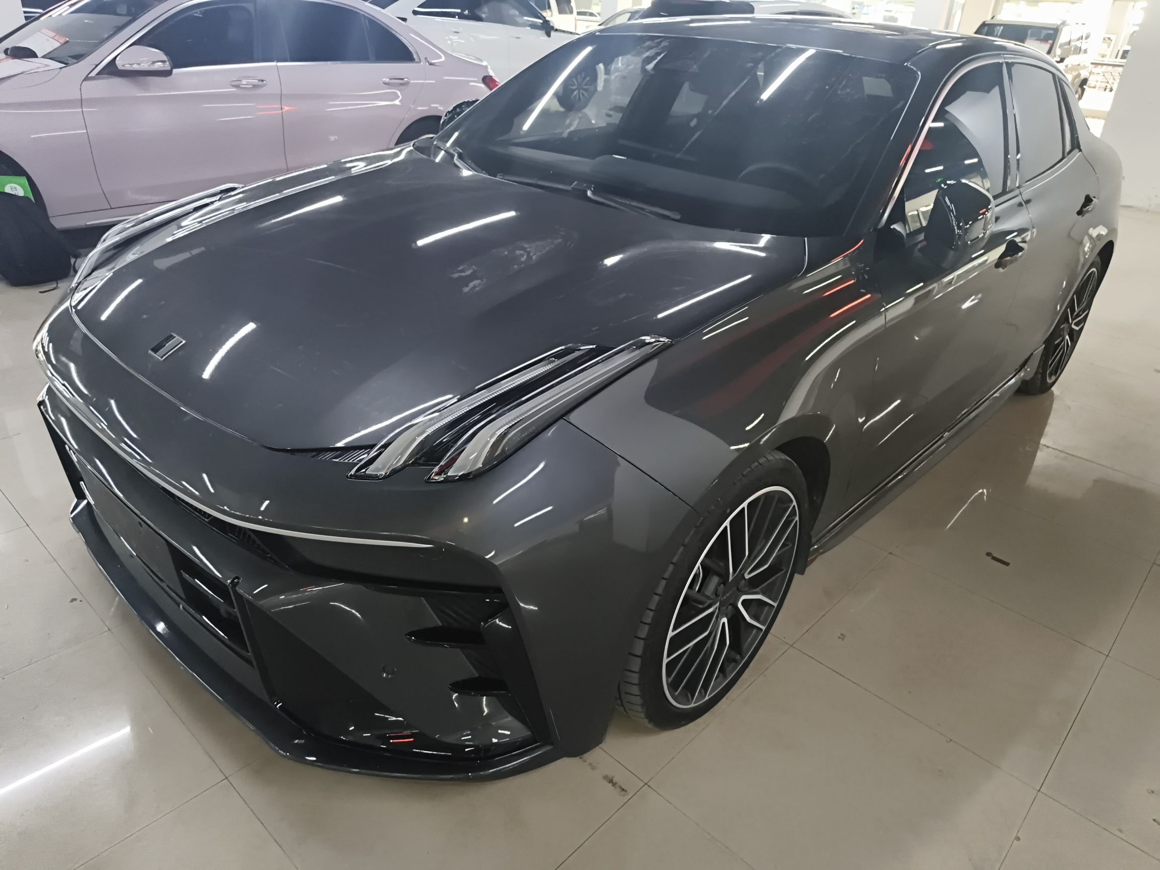 تحت مقدمة السيارة