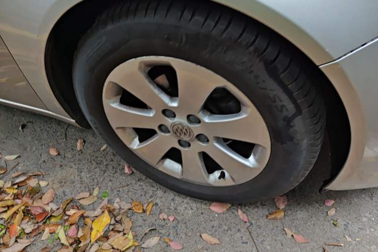 Used Buick Regal 2011 2.4L SIDI Comfort Edition Right Front Wheel Hub