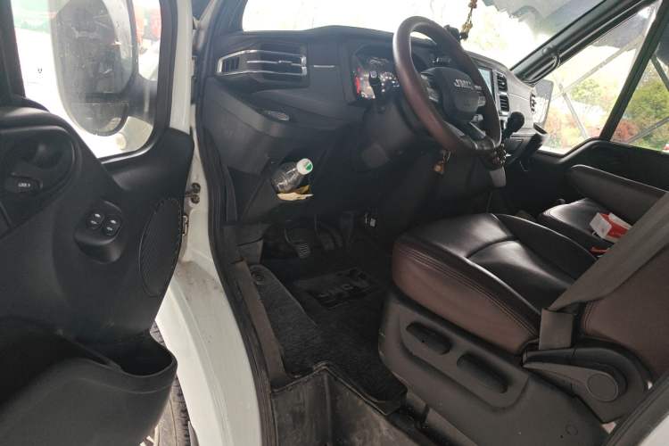 Used JMC Fushun 2022 2.0T Manual Multi-Function Passenger Vehicle Short Wheelbase Low Roof 6-Seater Driver Seat