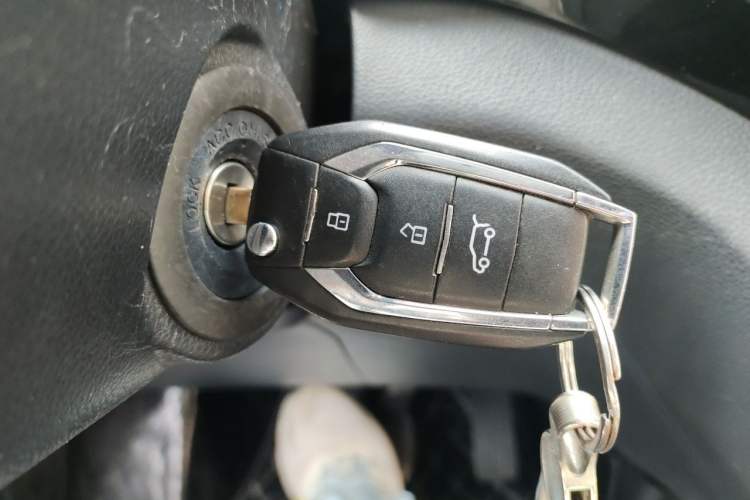 Used SAIC MAXUS EV30 2023 Pure-Electric Smart Logistics Expert with Long Wheelbase—Equipped with CATL Power Battery