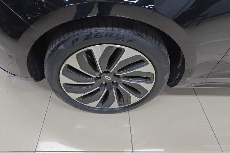 Used Hima AITO M5 2022 Extended-Range Four-Wheel Drive Ultimate Edition Left Front Wheel Hub