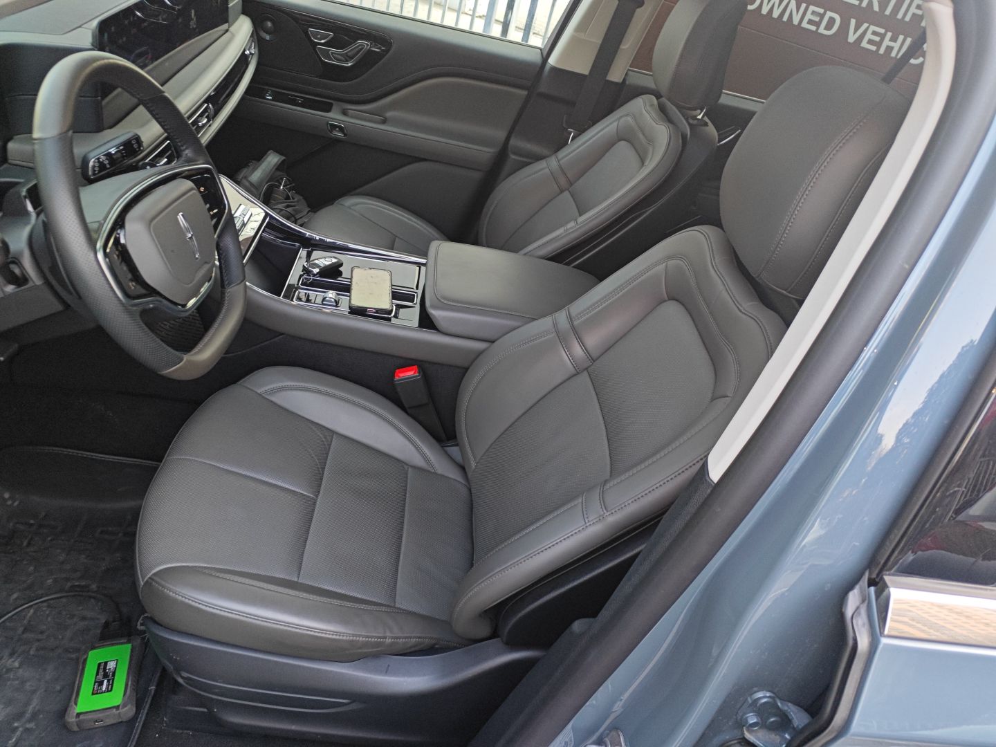 المقاعد الأمامية داخل السيارة