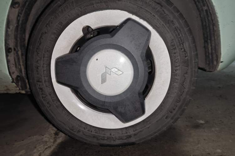 Used Wuling Hongguang MINIEV 2022 Macaron Premium Model – Lithium Ternary Battery Right Front Wheel Hub