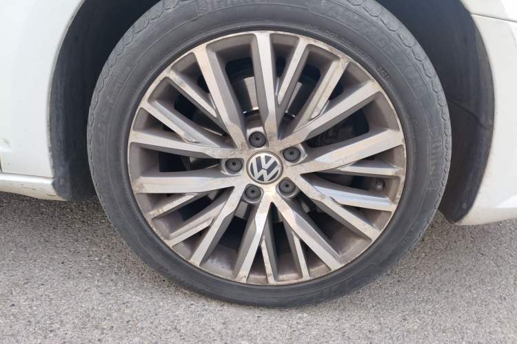 Used Volkswagen FAW-Volkswagen CC 2016 2.0 TSI Luxury Model Right Front Wheel Hub