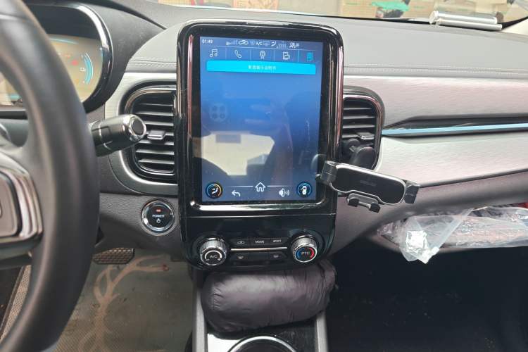 Used Chery QQ Little Ant 2022 Sweet Pink Edition Half-Sugar Version Lithium Iron Phosphate 29.2 kWh 30 kW 301 km Audio And AC Panel