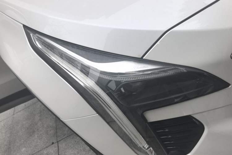 Used Cadillac XT4 2018 28T Two-Wheel-Drive Luxury Model Right Front Headlight