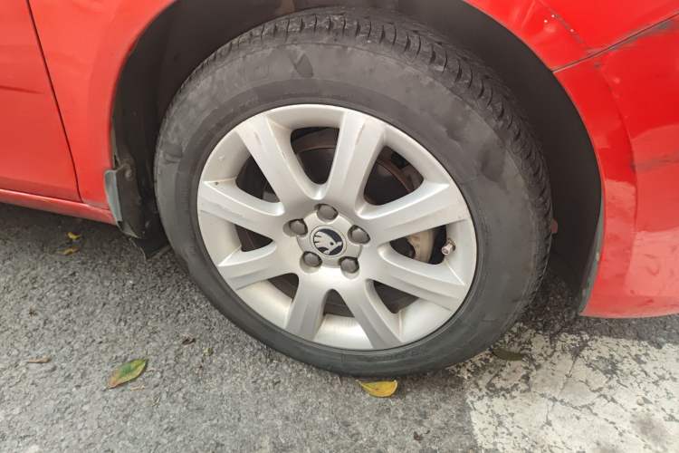 Used Skoda Fabia 2012 1.4L Automatic Crystal Edition Right Front Wheel Hub