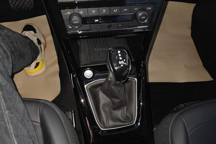 Used Volkswagen Tharu 2025 NewRui 300TSI Prestige Edition
