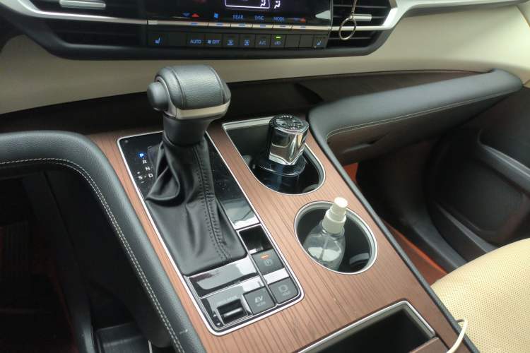 Used Toyota SIENNA 2021 2.5L Hybrid Luxury Edition Gear Lever