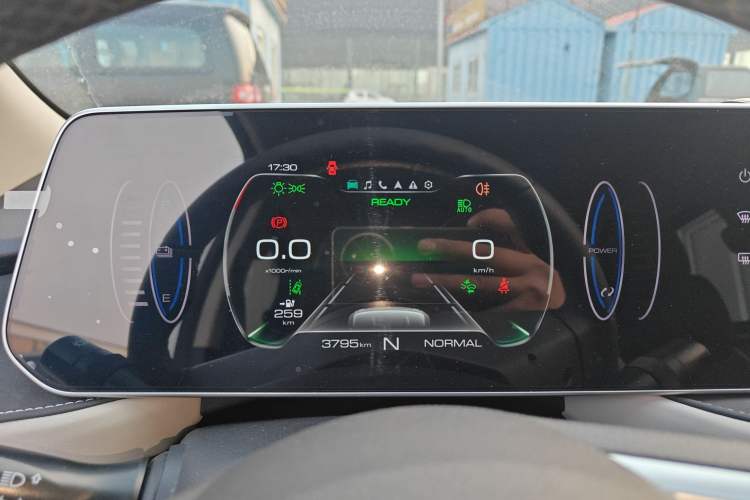 Used ORA Black Cat 2022 351 km Range Luxury Version Lithium-Ion Battery