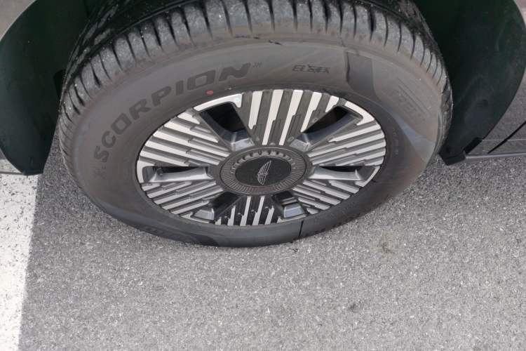 Used Geely Galaxy LEVC L380 2024 140-Degree 6-Seater All-Wheel-Drive Ultra Right Rear Wheel Hub