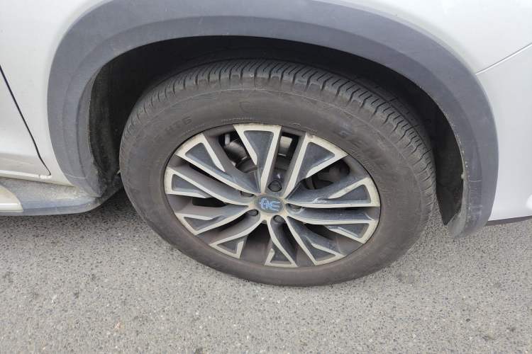 Used BYD Song New Energy 2017 Song DM 1.5TID All-Wheel Drive Luxury Model Right Front Wheel Hub