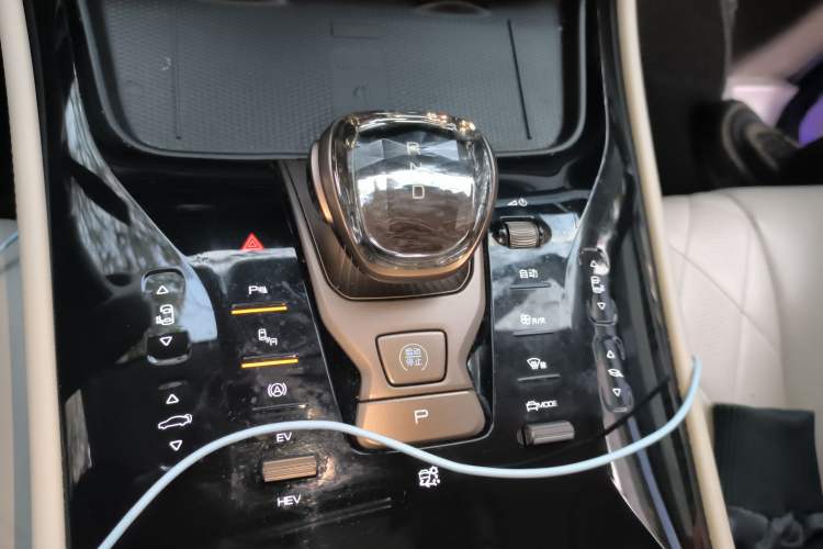 Used Denza D9 2022 DM-i 1040 Prestige Model
