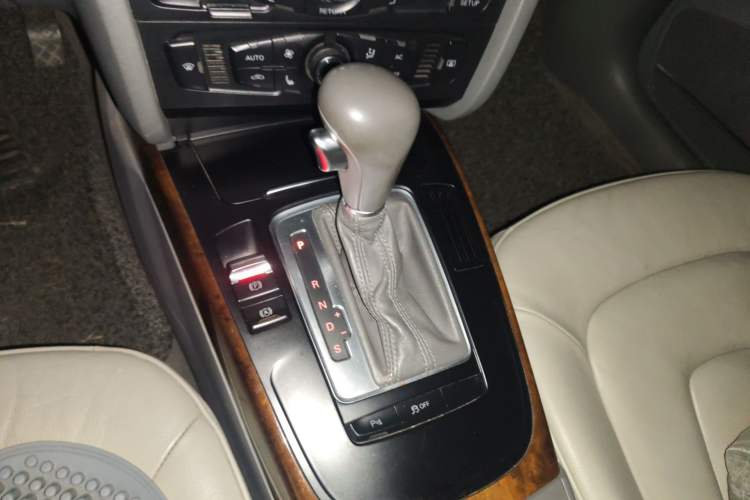 Used Audi A4L 2012 2.0 TFSI automatic Comfort trim level Gear Lever
