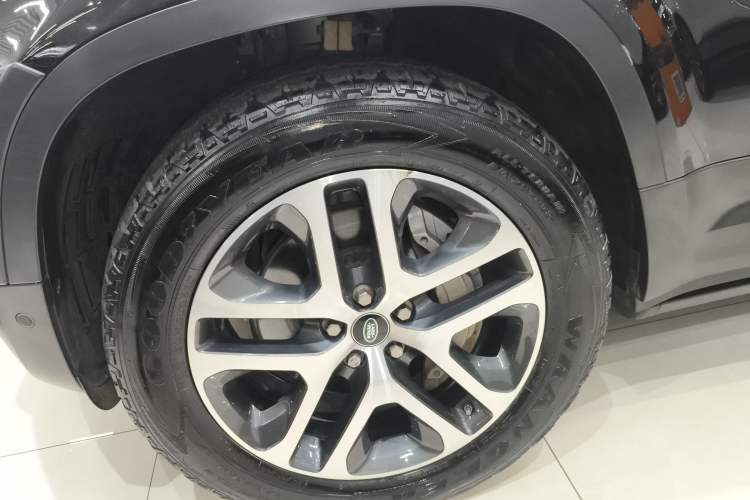 Used Land Rover Defender 2021 110 P400 Dark Special Edition Left Front Wheel Hub