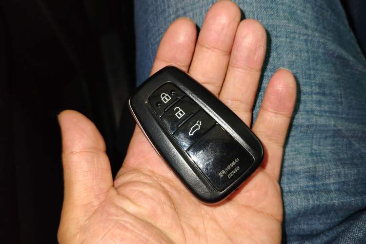 Used Toyota Highlander 2023 2.5L Smart Electric Hybrid Dual-Drive Prestige Version 7 Seats Vehicle Key